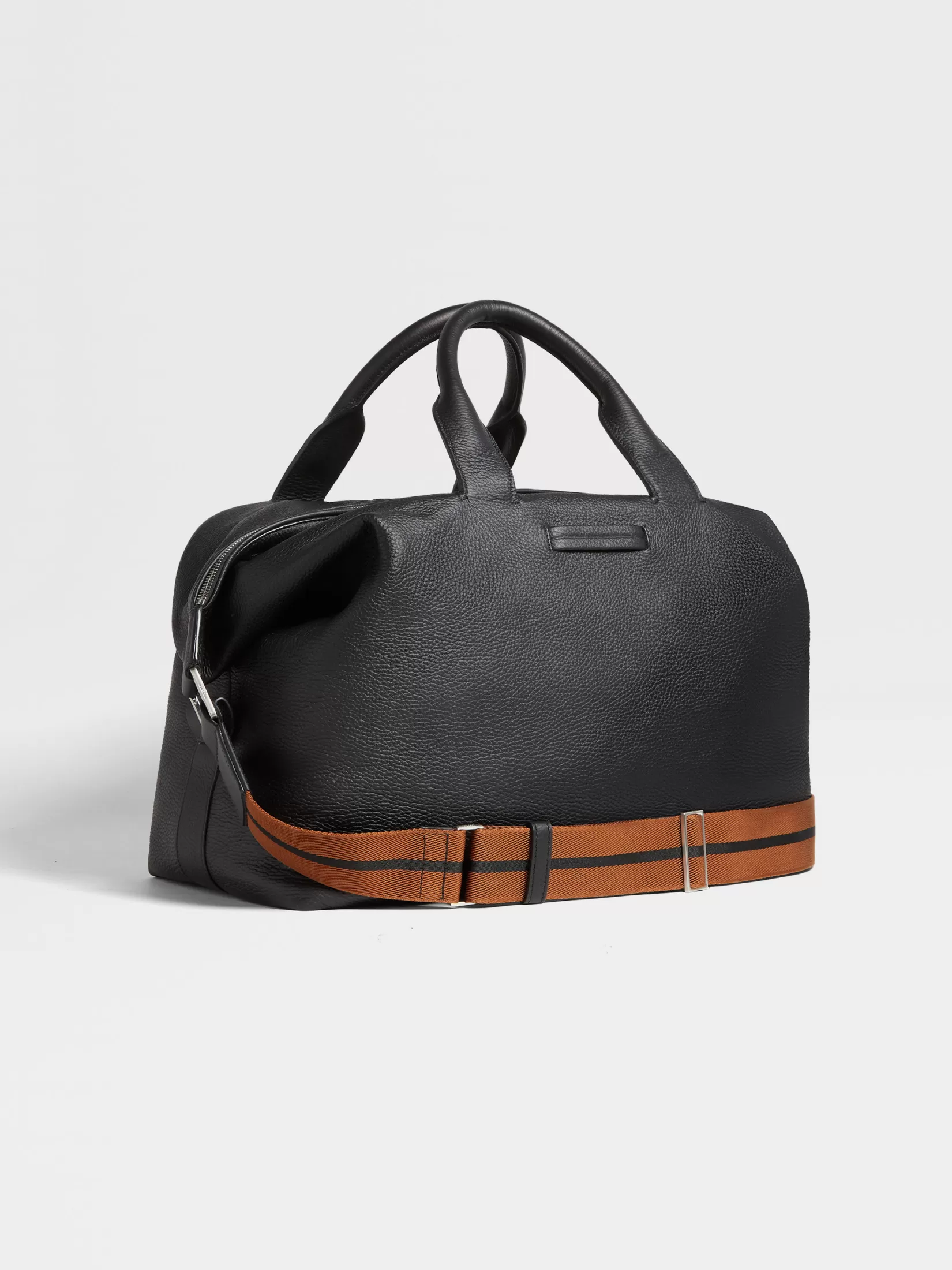 bolsa_de_viaje_raglan_en_piel_de_ciervo_color_negro_2.webp Shop ZEGNA Bolsa de Viaje Raglan en Piel de Ciervo Color Negro