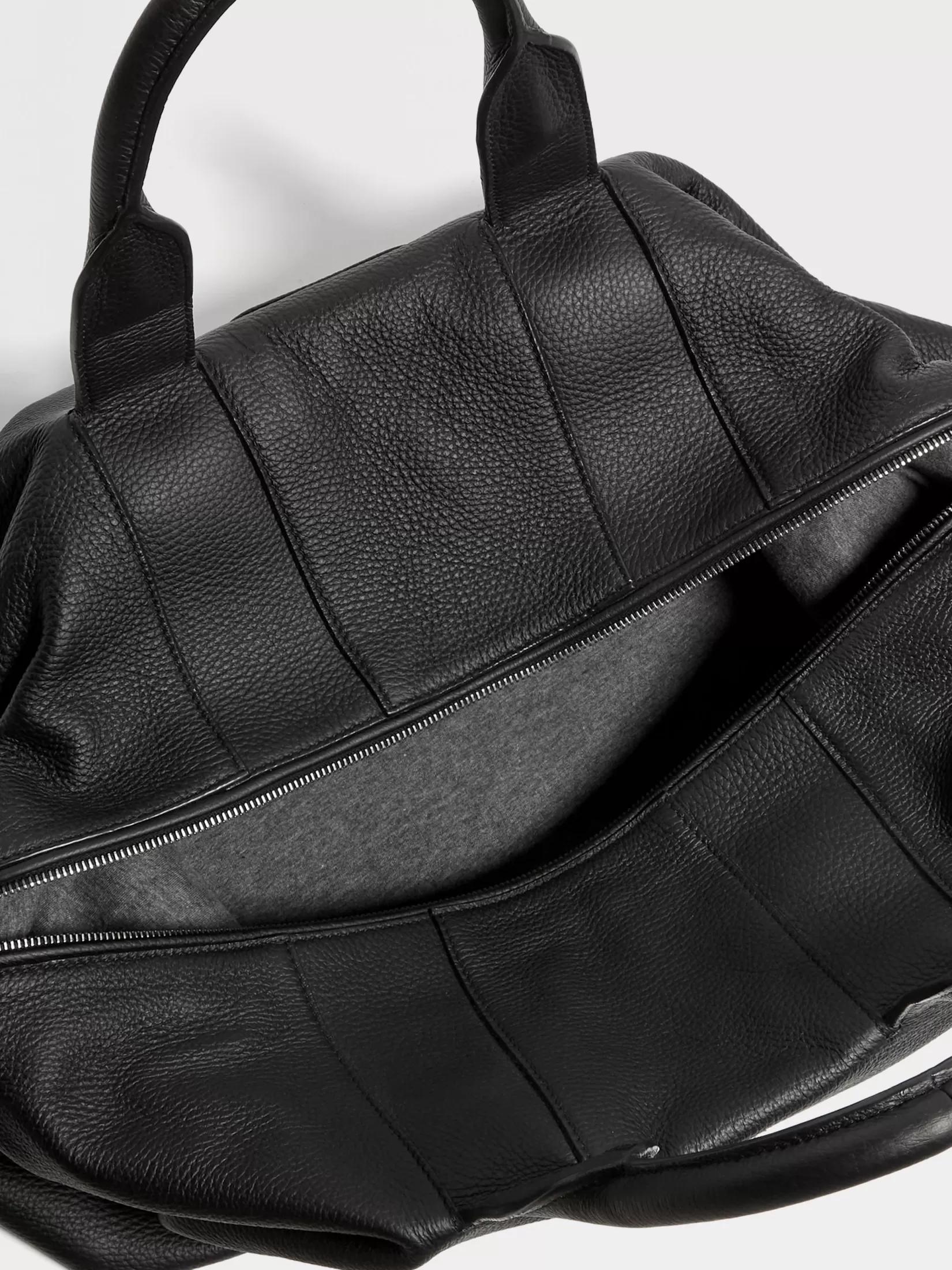 bolsa_de_viaje_raglan_en_piel_de_ciervo_color_negro_3.webp Shop ZEGNA Bolsa de Viaje Raglan en Piel de Ciervo Color Negro