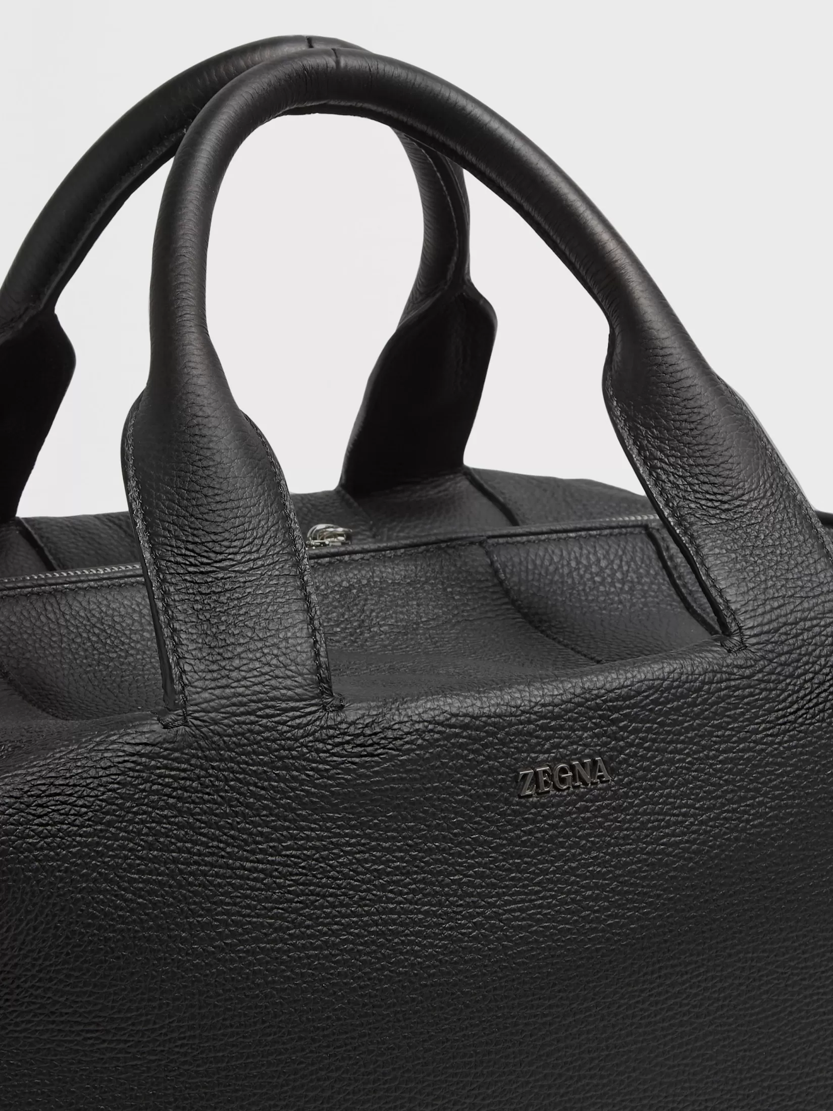 bolsa_de_viaje_raglan_en_piel_de_ciervo_color_negro_4.webp Shop ZEGNA Bolsa de Viaje Raglan en Piel de Ciervo Color Negro