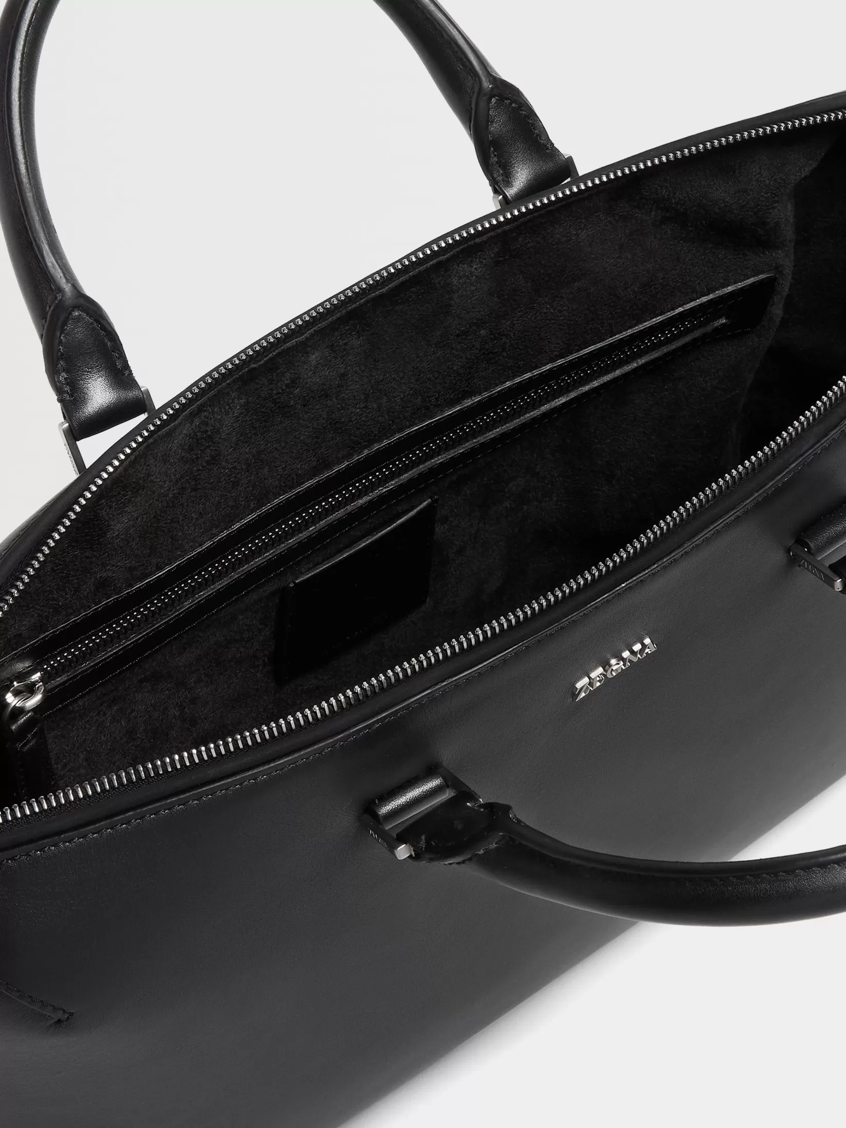 bolso_de_trabajo_de_piel_color_negro_3-1.webp Shop ZEGNA Bolso de Trabajo de Piel Color Negro