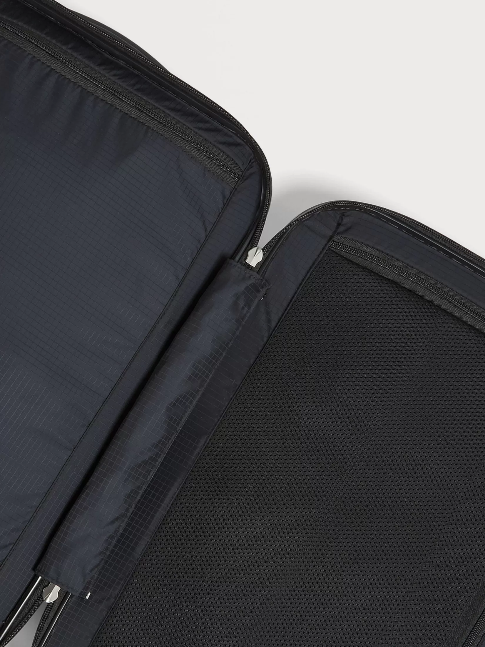 maleta_en_policarbonato_color_negro_3.webp Clearance ZEGNA Maleta en Policarbonato Color Negro