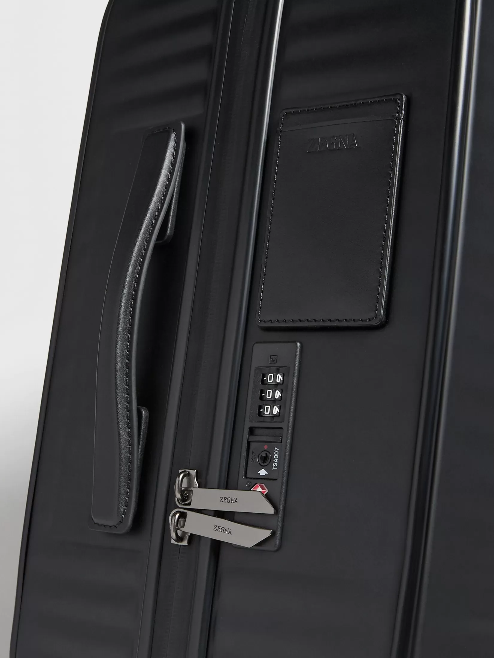 maleta_en_policarbonato_color_negro_4.webp Clearance ZEGNA Maleta en Policarbonato Color Negro