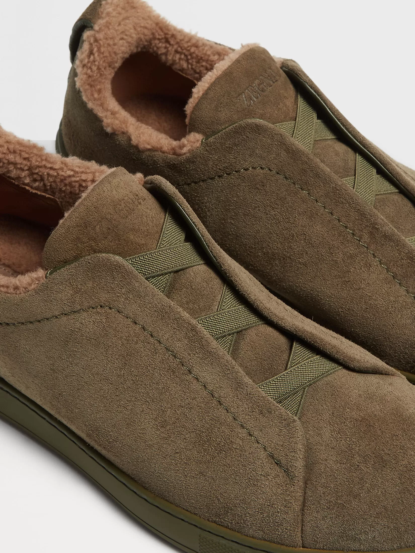 zapatillas_triple_stitch_en_ante_color_verde_oliva_oscuro_1.webp Fashion ZEGNA Zapatillas Triple Stitch™ en Ante Color Verde Oliva Oscuro Verdeolivaoscuro